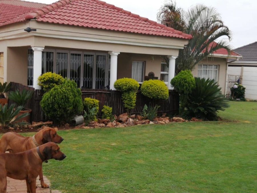 7 Bedroom Property for Sale in Clayville Gauteng