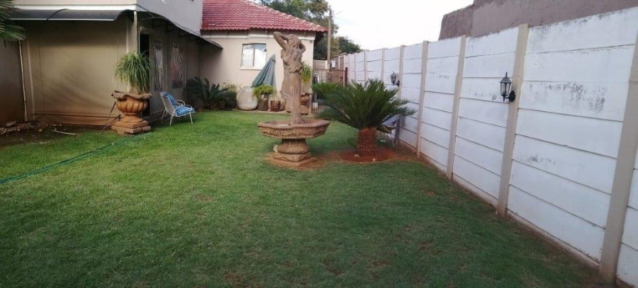 7 Bedroom Property for Sale in Clayville Gauteng