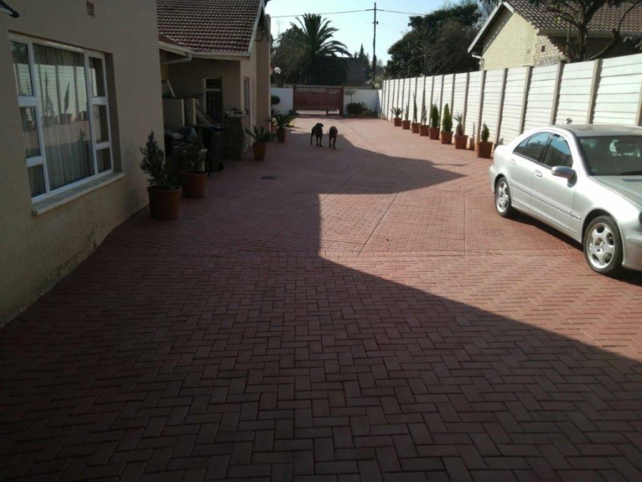 7 Bedroom Property for Sale in Clayville Gauteng