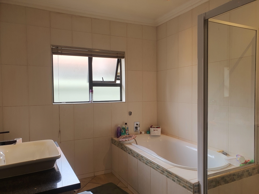 To Let 3 Bedroom Property for Rent in Raslouw Manor Gauteng