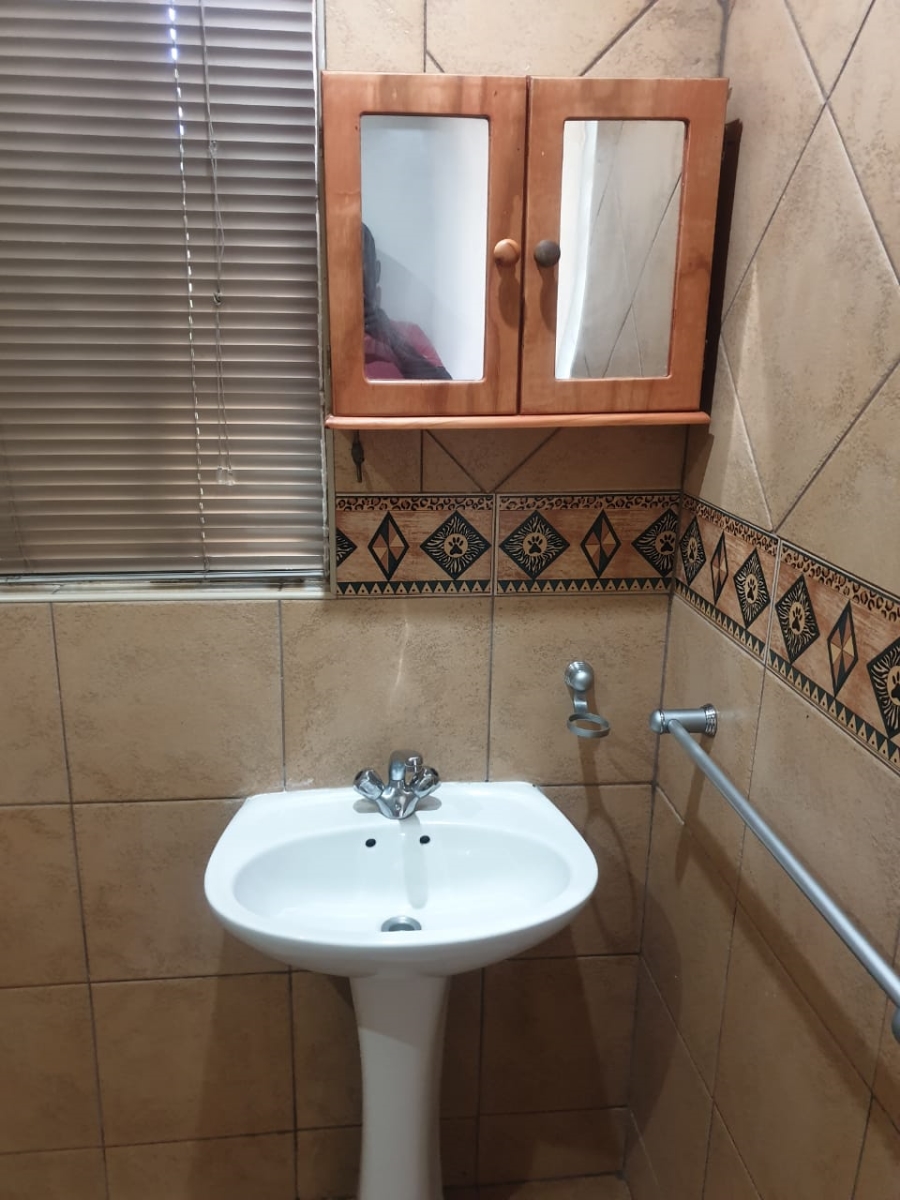 To Let 2 Bedroom Property for Rent in Fairland Gauteng