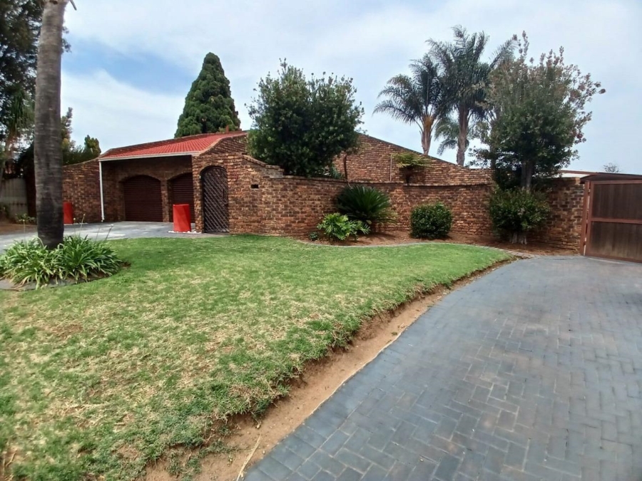 To Let 4 Bedroom Property for Rent in Birchleigh Gauteng