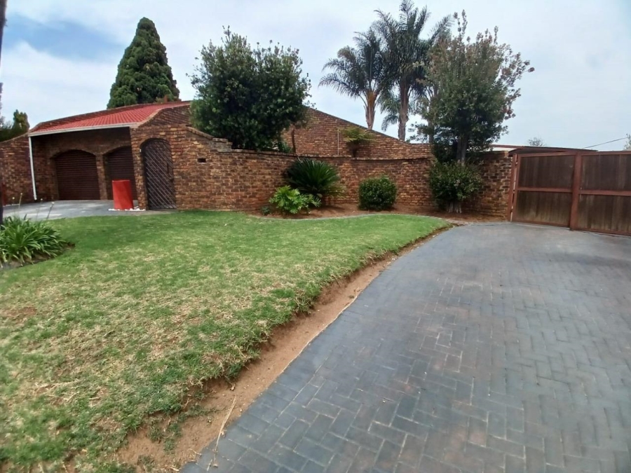 To Let 4 Bedroom Property for Rent in Birchleigh Gauteng
