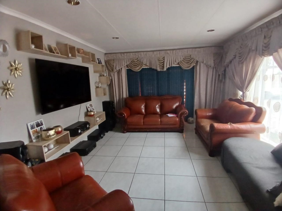To Let 4 Bedroom Property for Rent in Birchleigh Gauteng