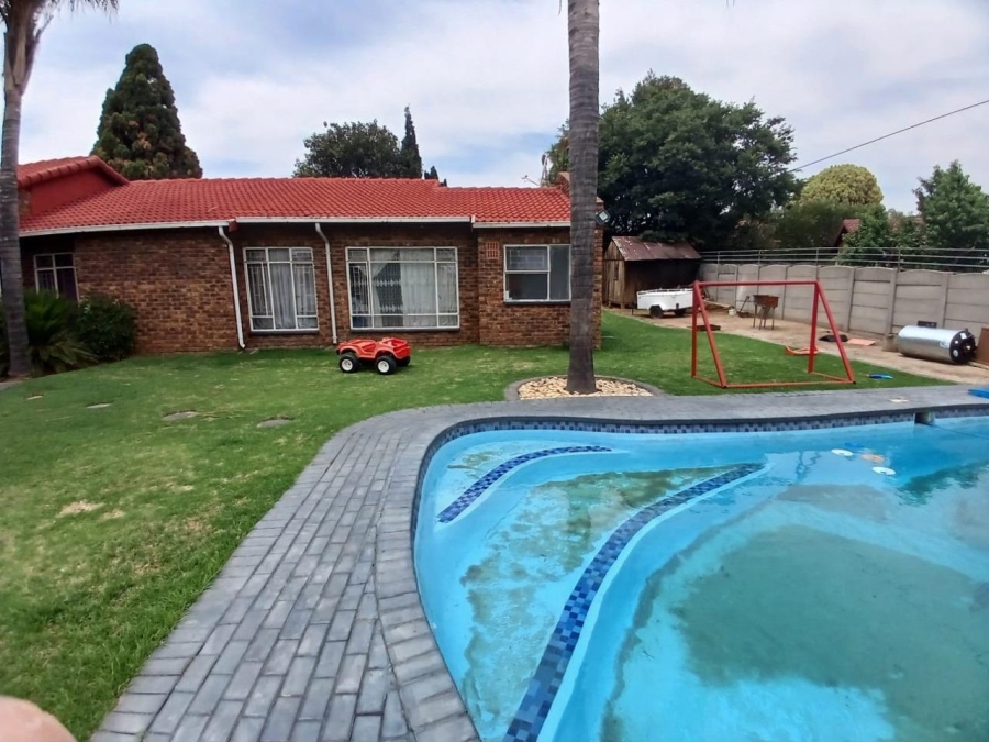 To Let 4 Bedroom Property for Rent in Birchleigh Gauteng