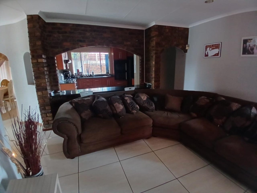 To Let 4 Bedroom Property for Rent in Birchleigh Gauteng