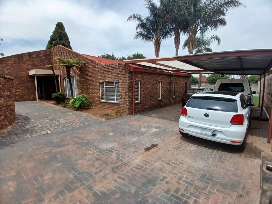 To Let 4 Bedroom Property for Rent in Birchleigh Gauteng
