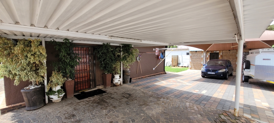 8 Bedroom Property for Sale in Allen Grove Gauteng