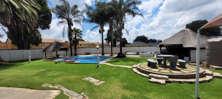 8 Bedroom Property for Sale in Allen Grove Gauteng