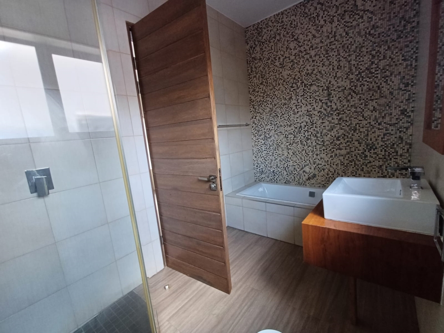 4 Bedroom Property for Sale in Glen Marais Gauteng