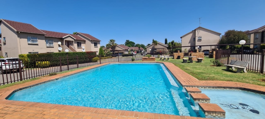 To Let 2 Bedroom Property for Rent in Pomona Gauteng