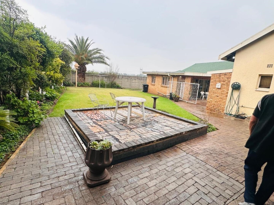 4 Bedroom Property for Sale in Flora Gardens Gauteng