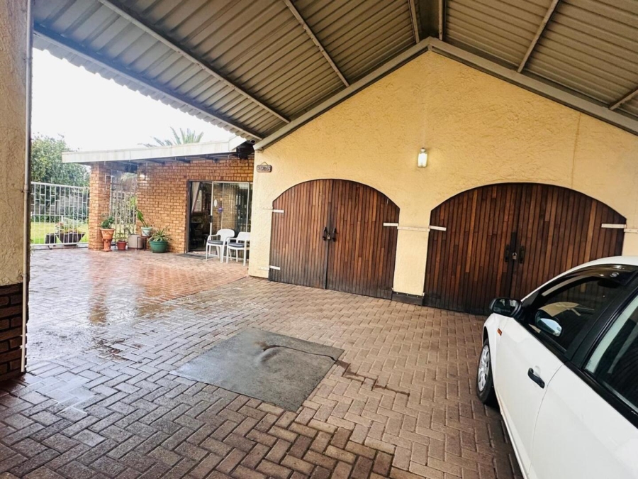 4 Bedroom Property for Sale in Flora Gardens Gauteng