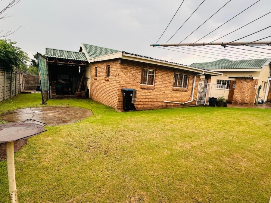 4 Bedroom Property for Sale in Flora Gardens Gauteng