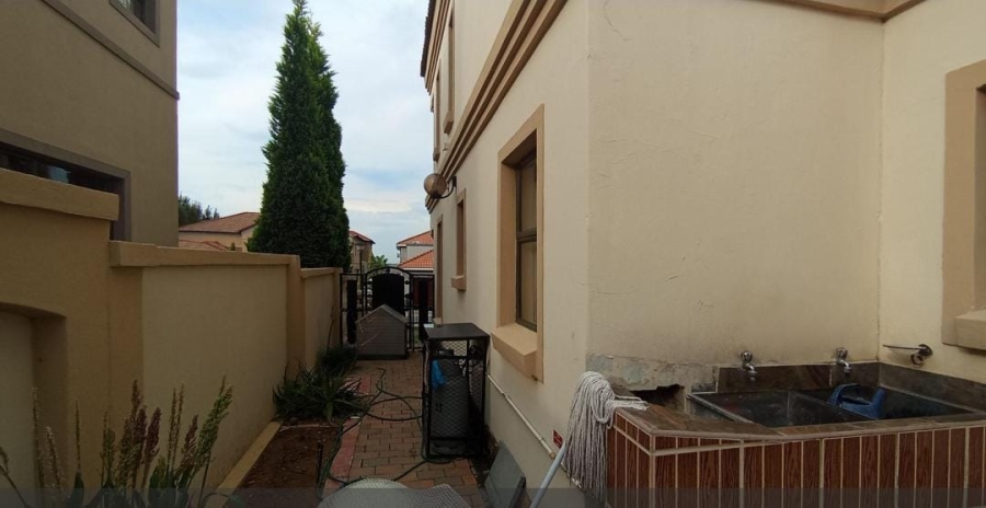 5 Bedroom Property for Sale in Blue Valley Golf Estate Gauteng