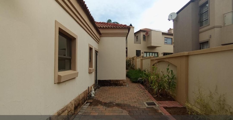 5 Bedroom Property for Sale in Blue Valley Golf Estate Gauteng