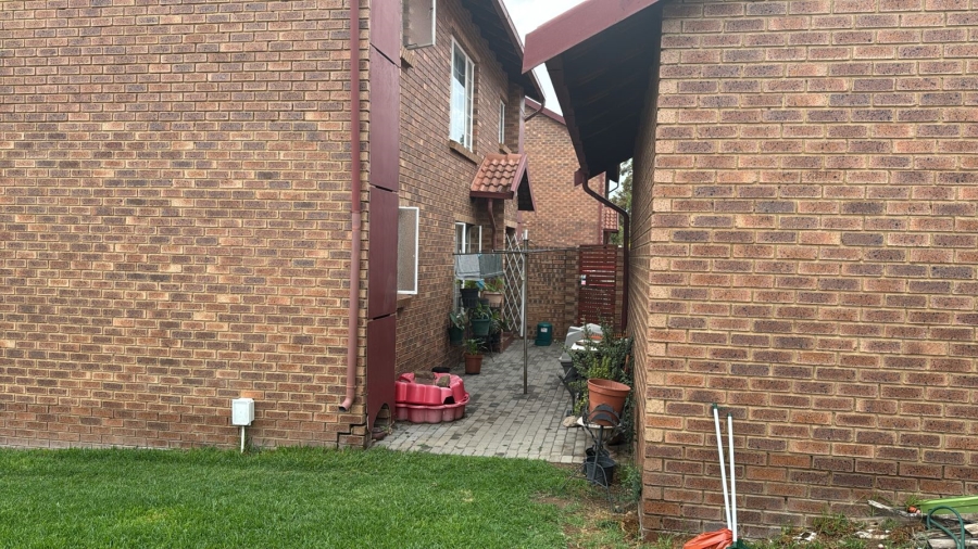 2 Bedroom Property for Sale in The Reeds Gauteng