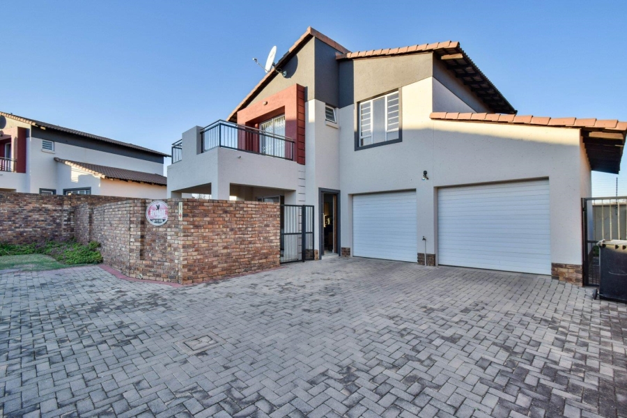 4 Bedroom Property for Sale in Oukraal Estate Gauteng