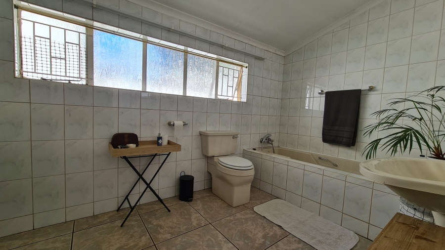 6 Bedroom Property for Sale in Zwavelpoort Gauteng