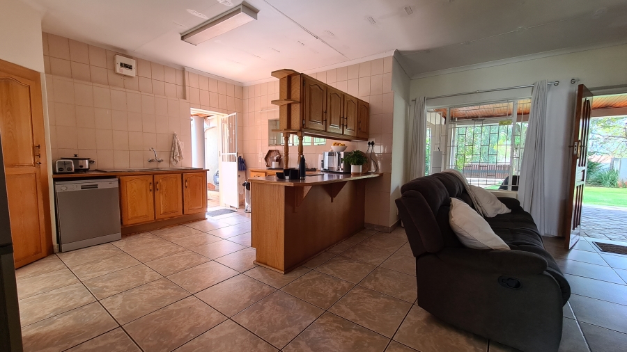 6 Bedroom Property for Sale in Zwavelpoort Gauteng