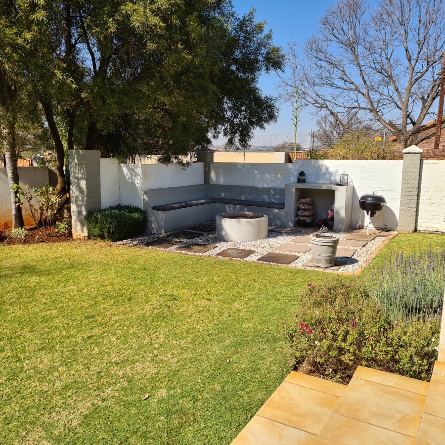 6 Bedroom Property for Sale in Zwavelpoort Gauteng