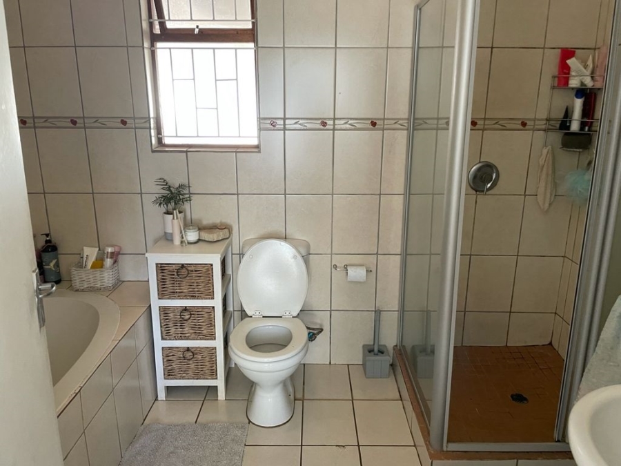 6 Bedroom Property for Sale in Zwavelpoort Gauteng