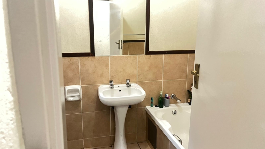 2 Bedroom Property for Sale in Sunninghill Gauteng