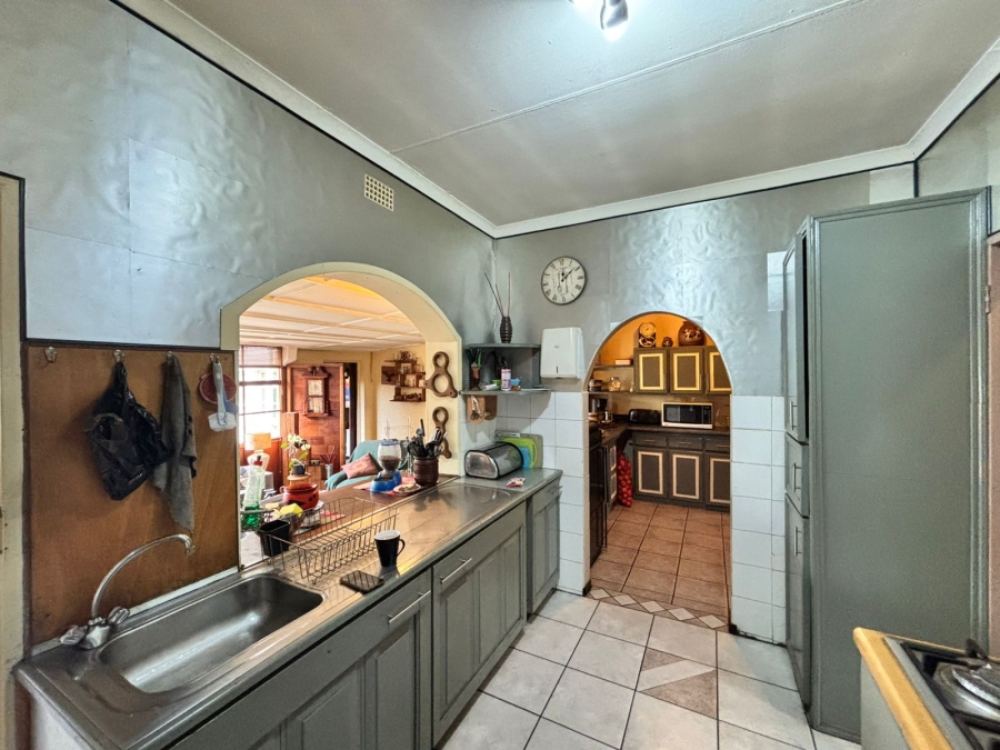 6 Bedroom Property for Sale in Flora Gardens Gauteng