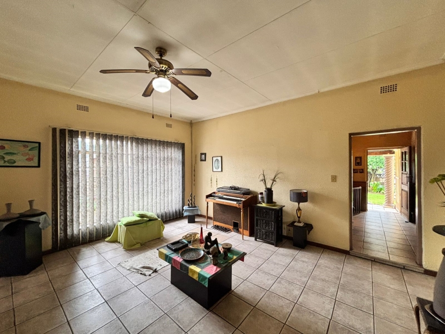 6 Bedroom Property for Sale in Flora Gardens Gauteng