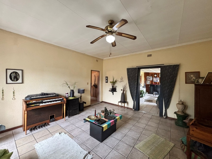 6 Bedroom Property for Sale in Flora Gardens Gauteng