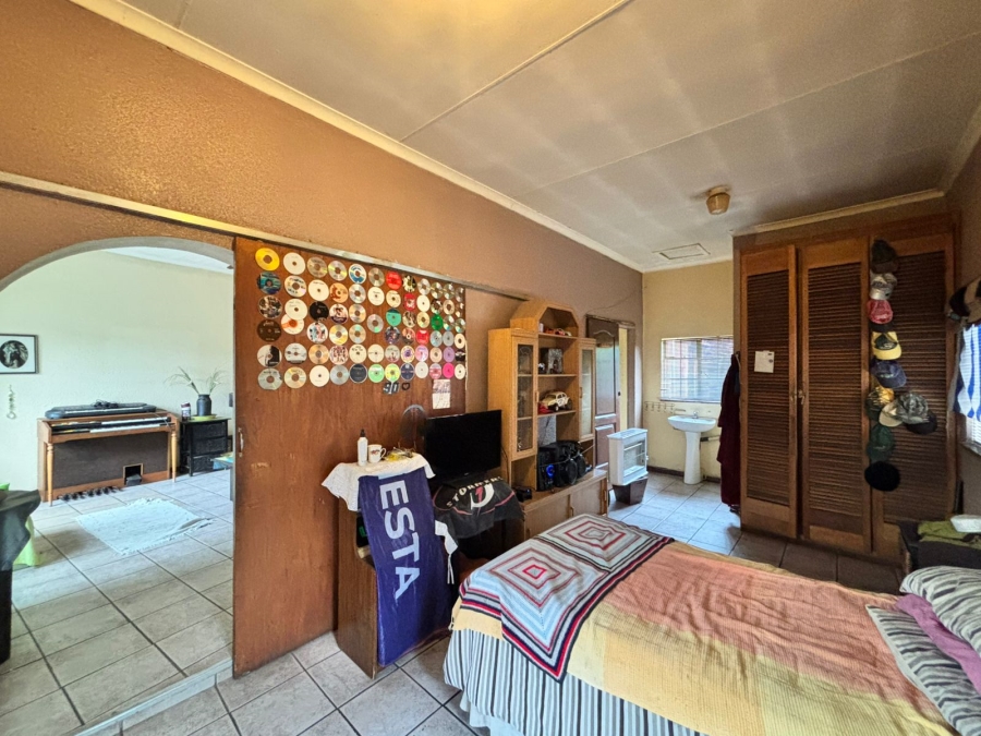 6 Bedroom Property for Sale in Flora Gardens Gauteng