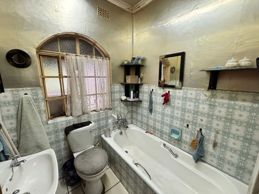 6 Bedroom Property for Sale in Flora Gardens Gauteng