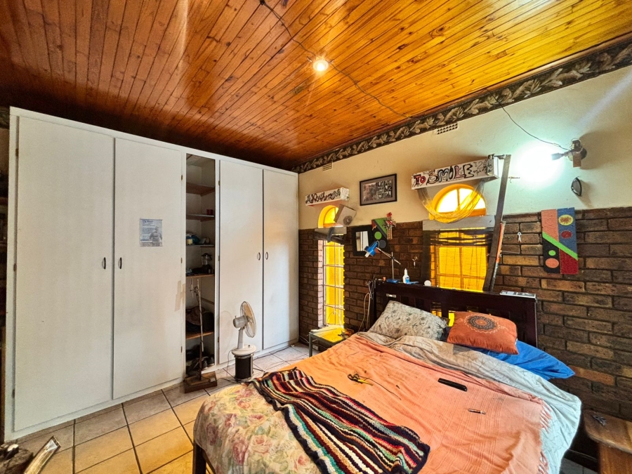 6 Bedroom Property for Sale in Flora Gardens Gauteng