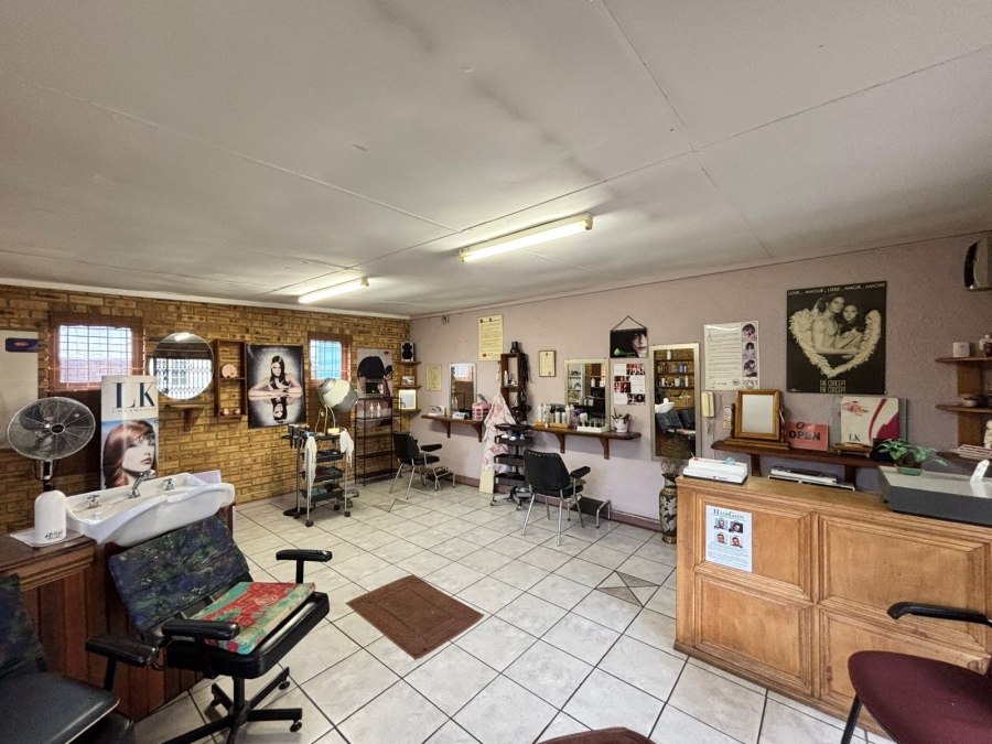 6 Bedroom Property for Sale in Flora Gardens Gauteng