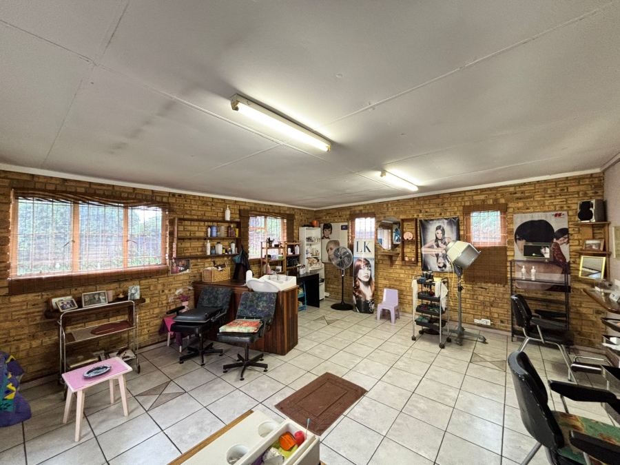 6 Bedroom Property for Sale in Flora Gardens Gauteng