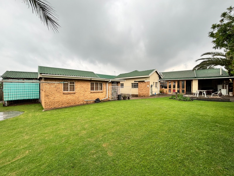 6 Bedroom Property for Sale in Flora Gardens Gauteng