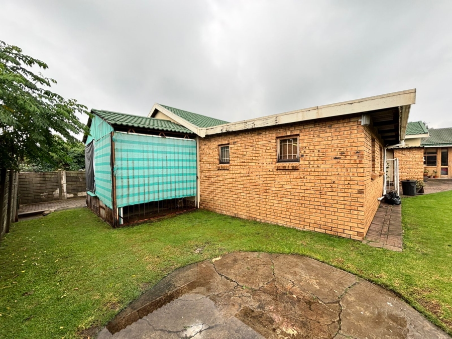 6 Bedroom Property for Sale in Flora Gardens Gauteng