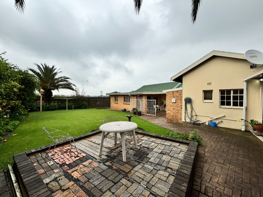 6 Bedroom Property for Sale in Flora Gardens Gauteng