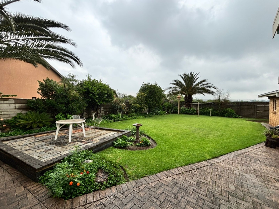 6 Bedroom Property for Sale in Flora Gardens Gauteng