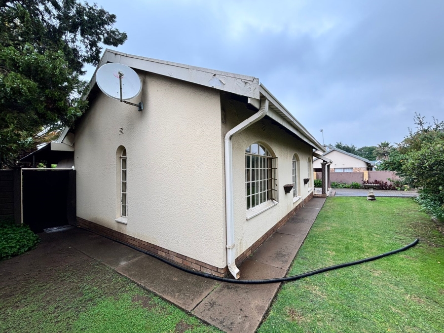 6 Bedroom Property for Sale in Flora Gardens Gauteng