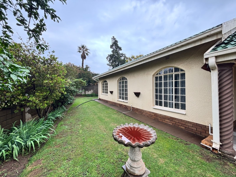 6 Bedroom Property for Sale in Flora Gardens Gauteng
