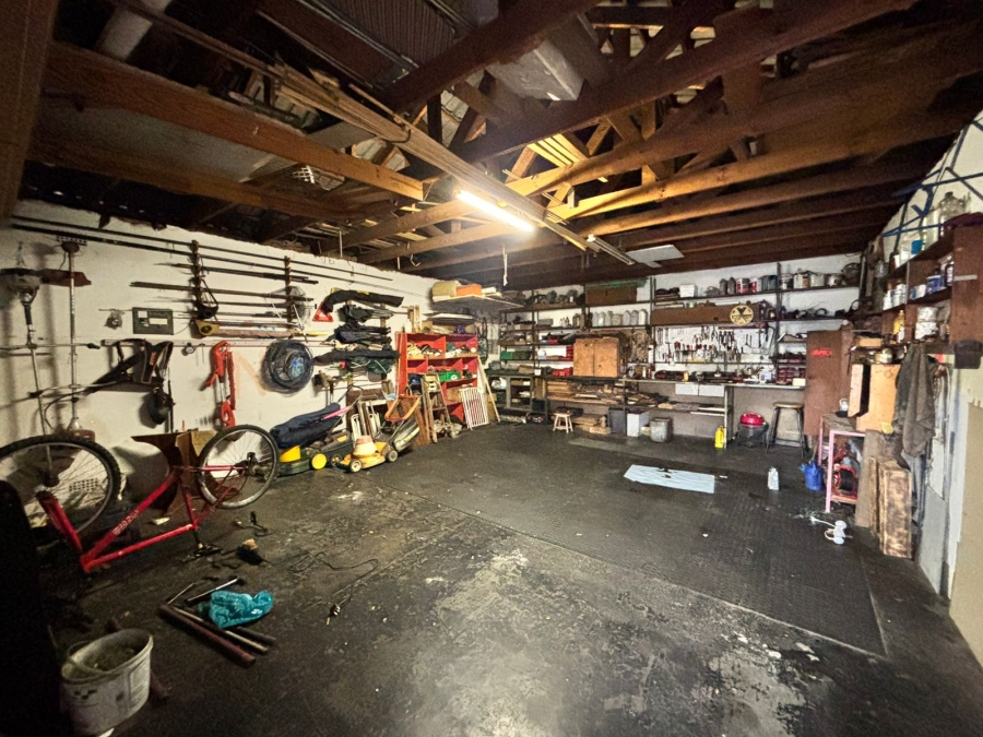 6 Bedroom Property for Sale in Flora Gardens Gauteng