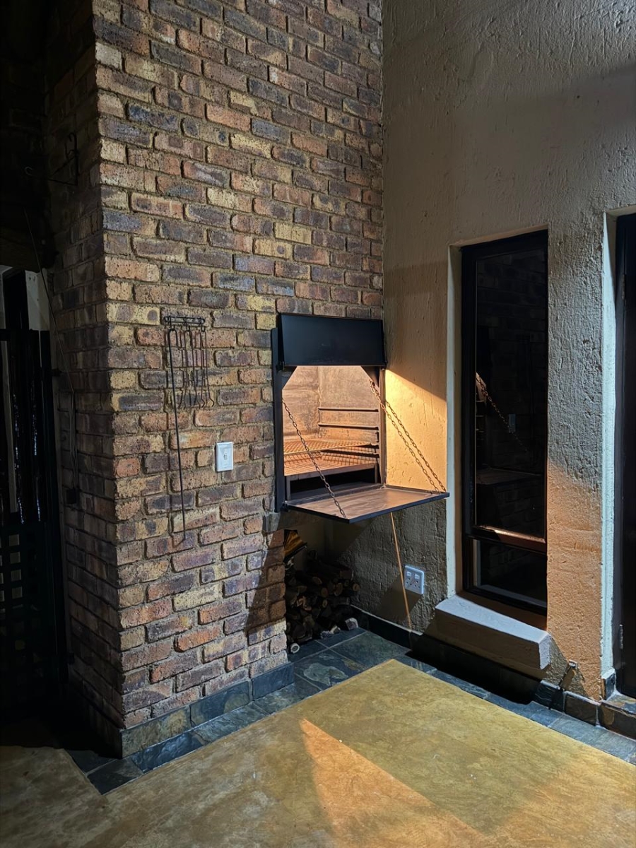 2 Bedroom Property for Sale in Glen Marais Gauteng