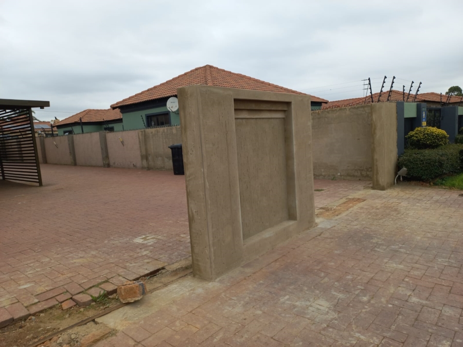 2 Bedroom Property for Sale in Selcourt Gauteng
