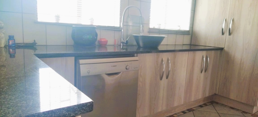 3 Bedroom Property for Sale in Farrarmere Gauteng