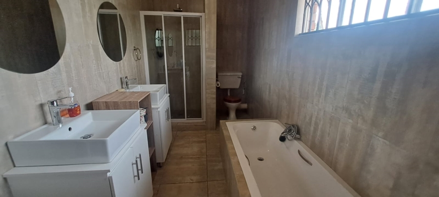 5 Bedroom Property for Sale in Cinderella Gauteng