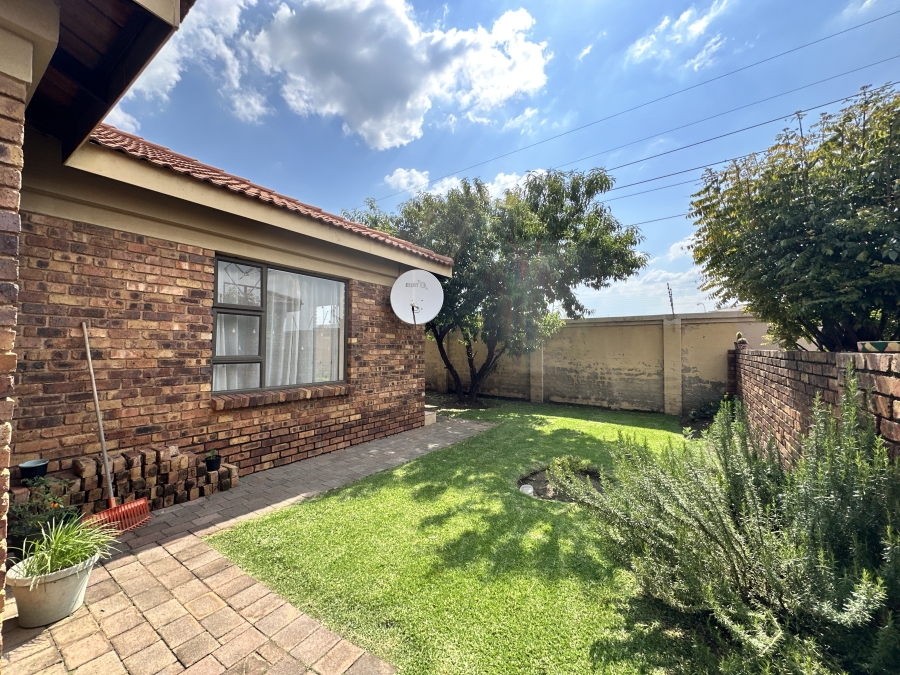 3 Bedroom Property for Sale in Albertsdal Gauteng