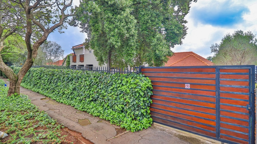 5 Bedroom Property for Sale in Linden Gauteng