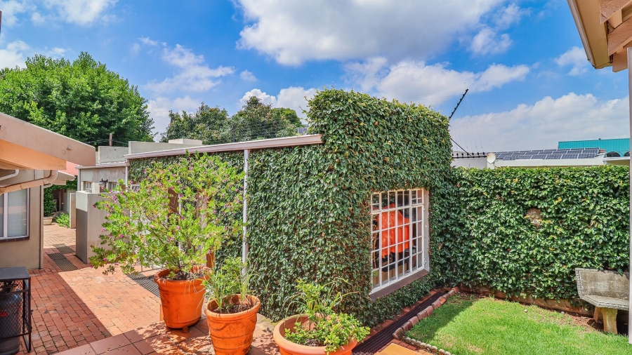 5 Bedroom Property for Sale in Linden Gauteng