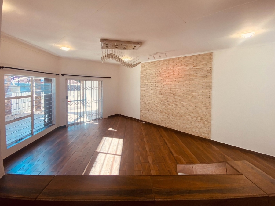 To Let 2 Bedroom Property for Rent in Magaliessig Gauteng